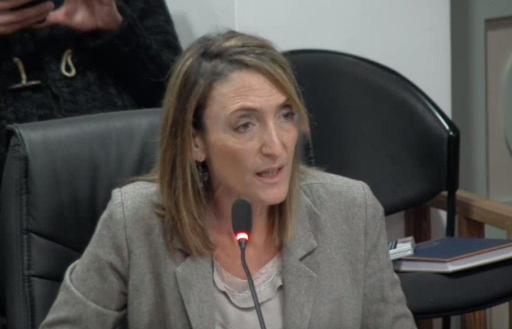 main d001987eddf4e23b5af13a359d97c6e5