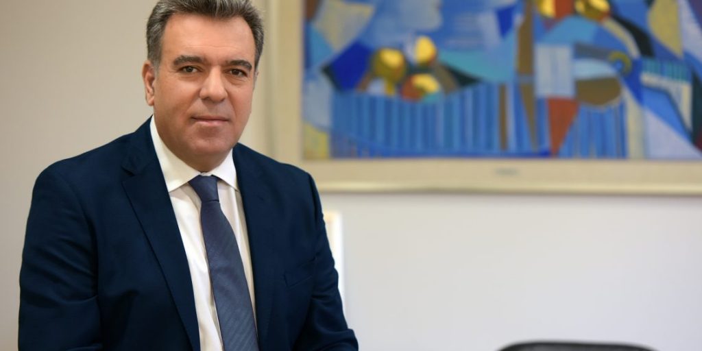 manos konsolas 1130x565 1