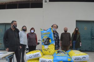 Αδέσποτα ζώα διανομή τροφής σε εθελοντές 2