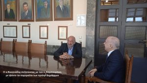 Ο κ.Νικητιάδης συζητώντας με τον κ. Καμπουράκη με φόντο τα πορτραίτα των πρώην Δημάρχων